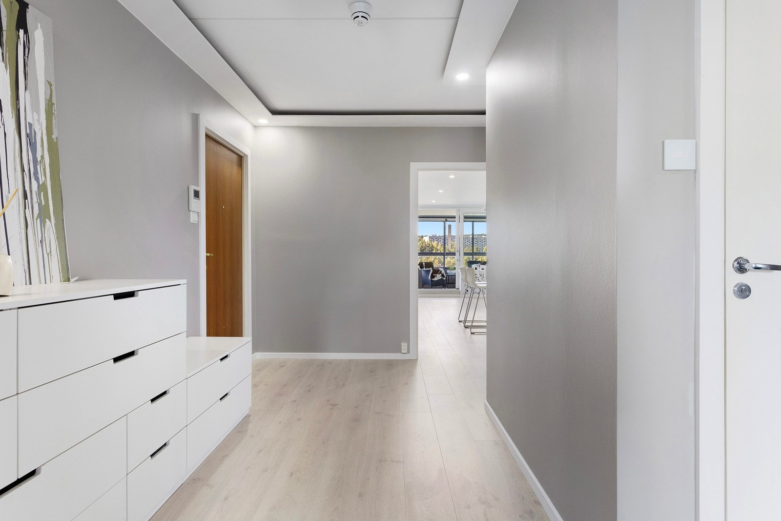 Denne innbydende entréen er et perfekt første møte med boligen. Her er det rikelig med plass til å innrede med praktiske kommoder eller en sittebenk for ekstra komfort. Galleribilde