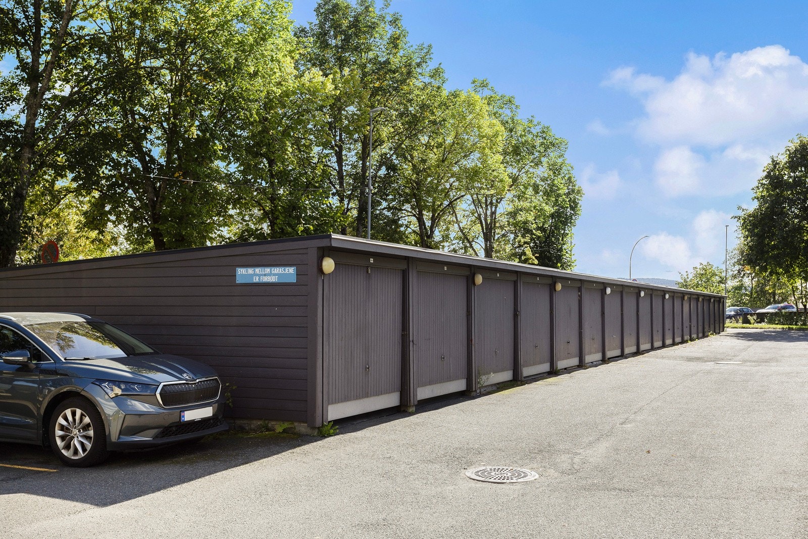 Leiligheten disponerer en garasjeplass i garasjerekke. Galleribilde