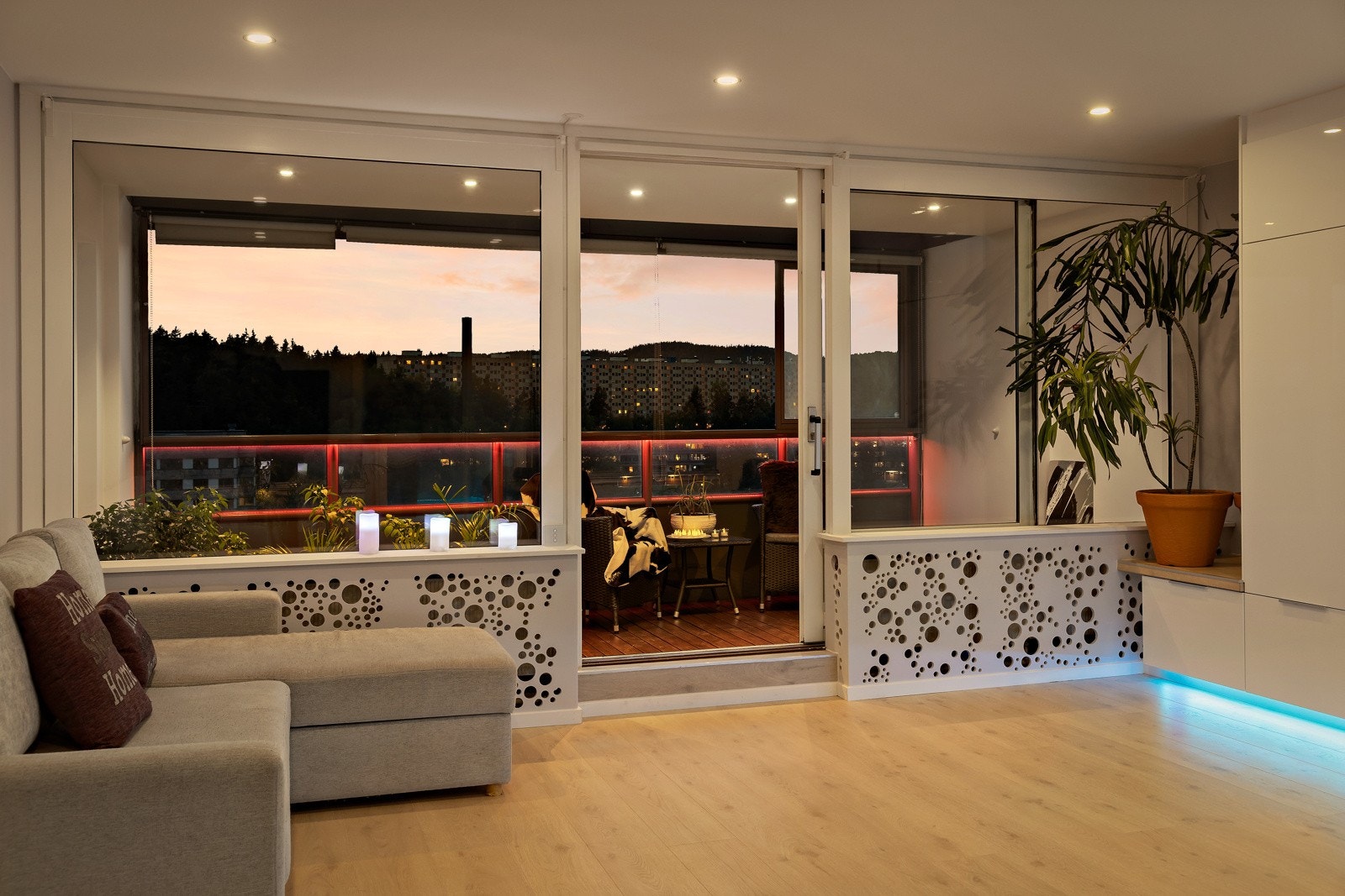 Stuen er hjertet av boligen og er i dag gjennomført i en moderne stil. Galleribilde