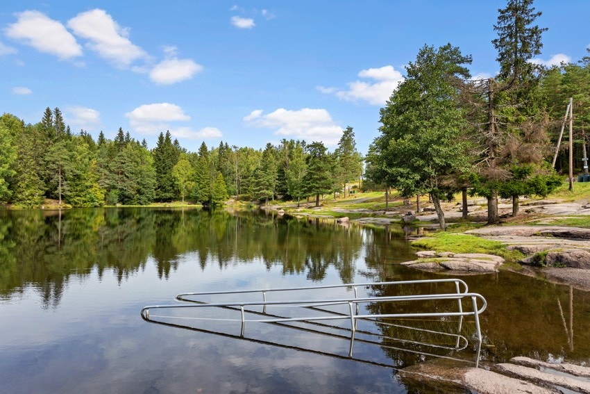 Steinbruvann er også et godt alternativ. Steinbruvannet og badedammen er groruddalens fineste badevann. Her kan du bade, fiske, raste, gå tur eller bare sitte ned og nyte de idylliske vannene og den friske skogsluften. Galleribilde