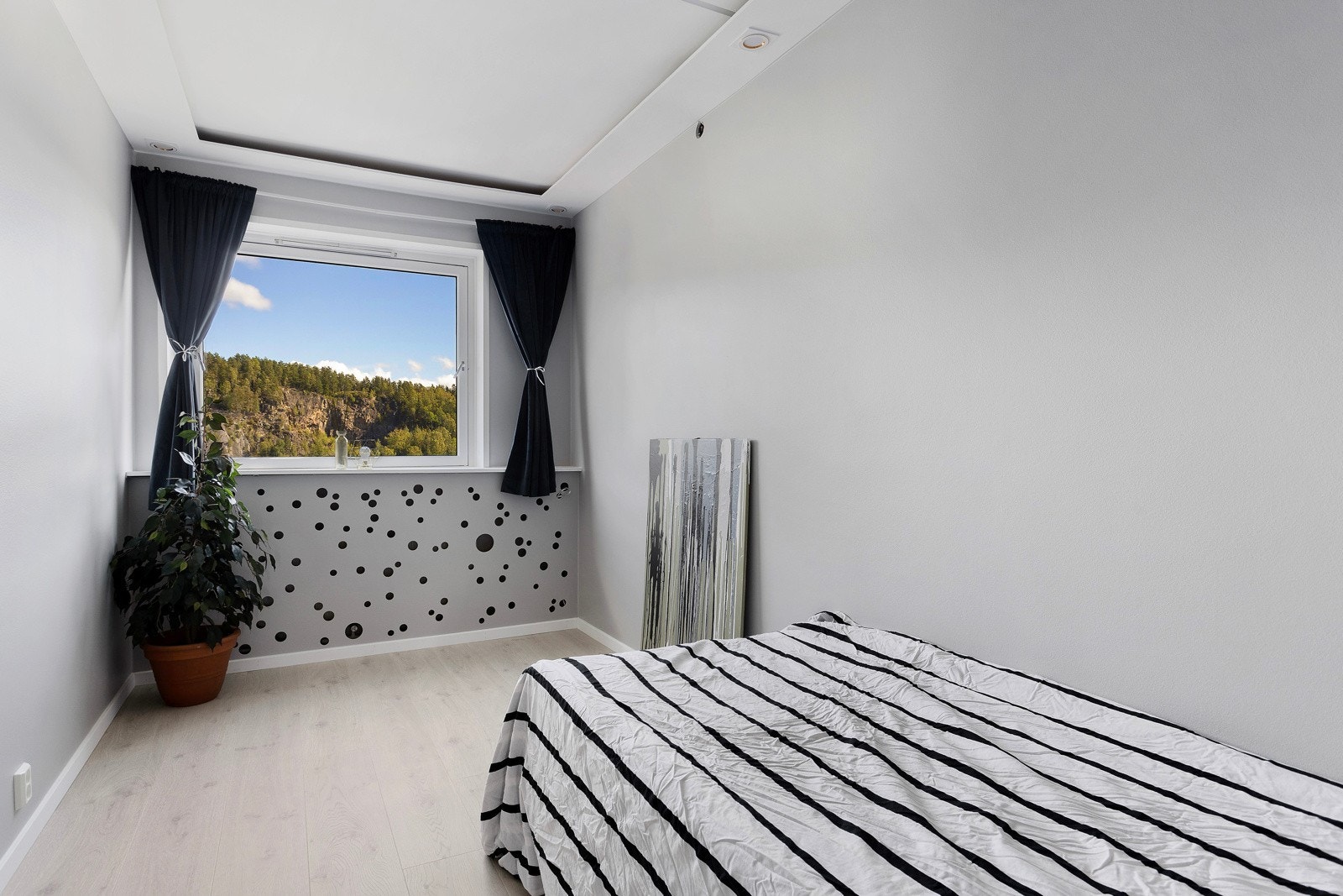 Soverom nr. 2 er også sjenerøs i størrelse. Med to soverom kan man benytte et av soverommene som barnerom, gjesterom eller hjemmekontor - alt etter egne behov. Galleribilde