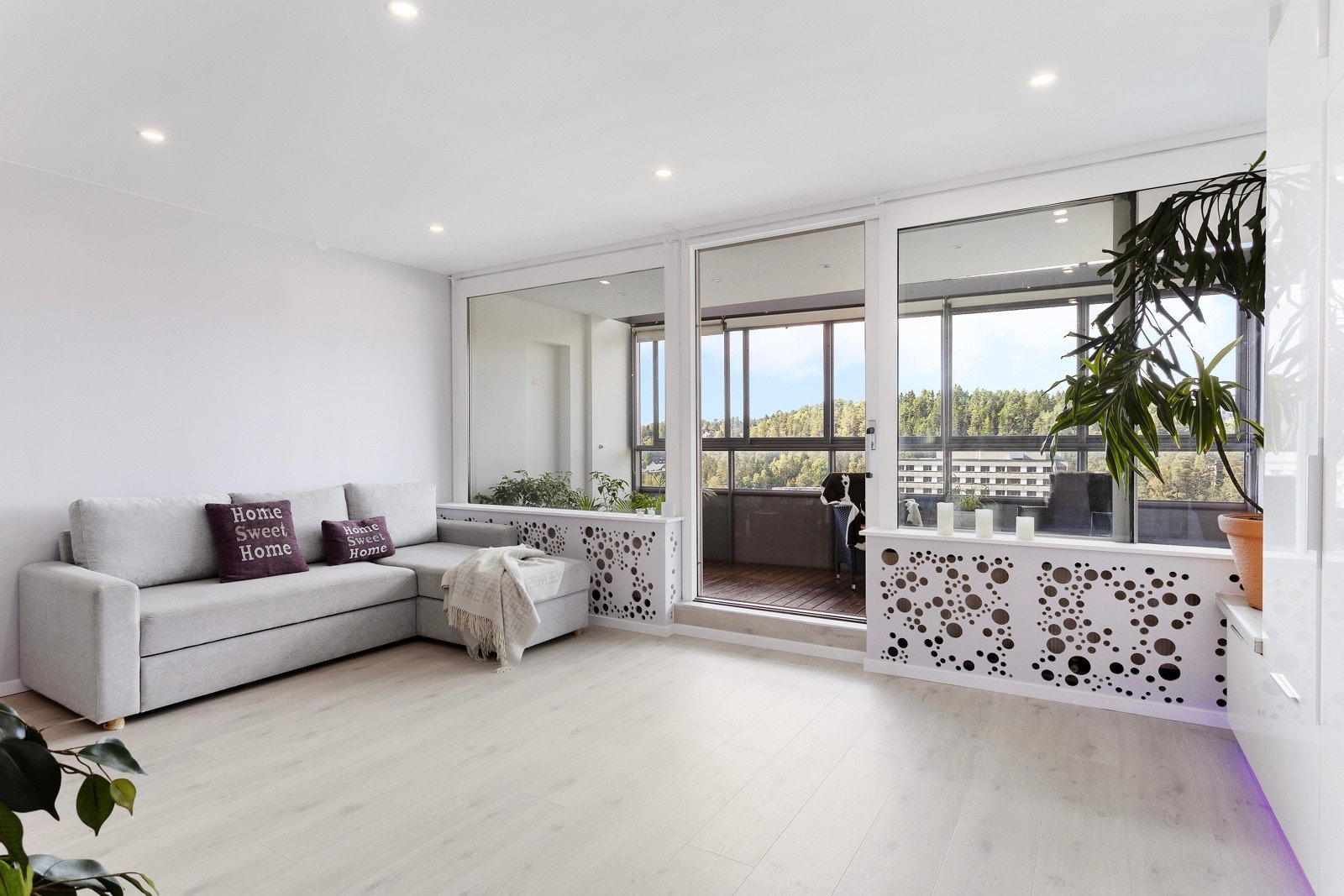 Boligen ble pusset opp i 2015, mens gulvene ble tatt nå nylig i 2024. Radiatorene er pent innrammet med stilfulle plater, dekorert med et mønster av utskårne hull for et moderne og personlig preg. Galleribilde