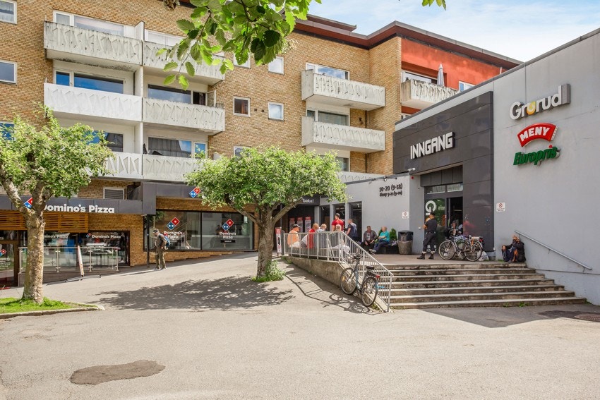 Grorud senter med blant annet MENY, vinmonopol og apotek med mer er like i nærheten. Galleribilde
