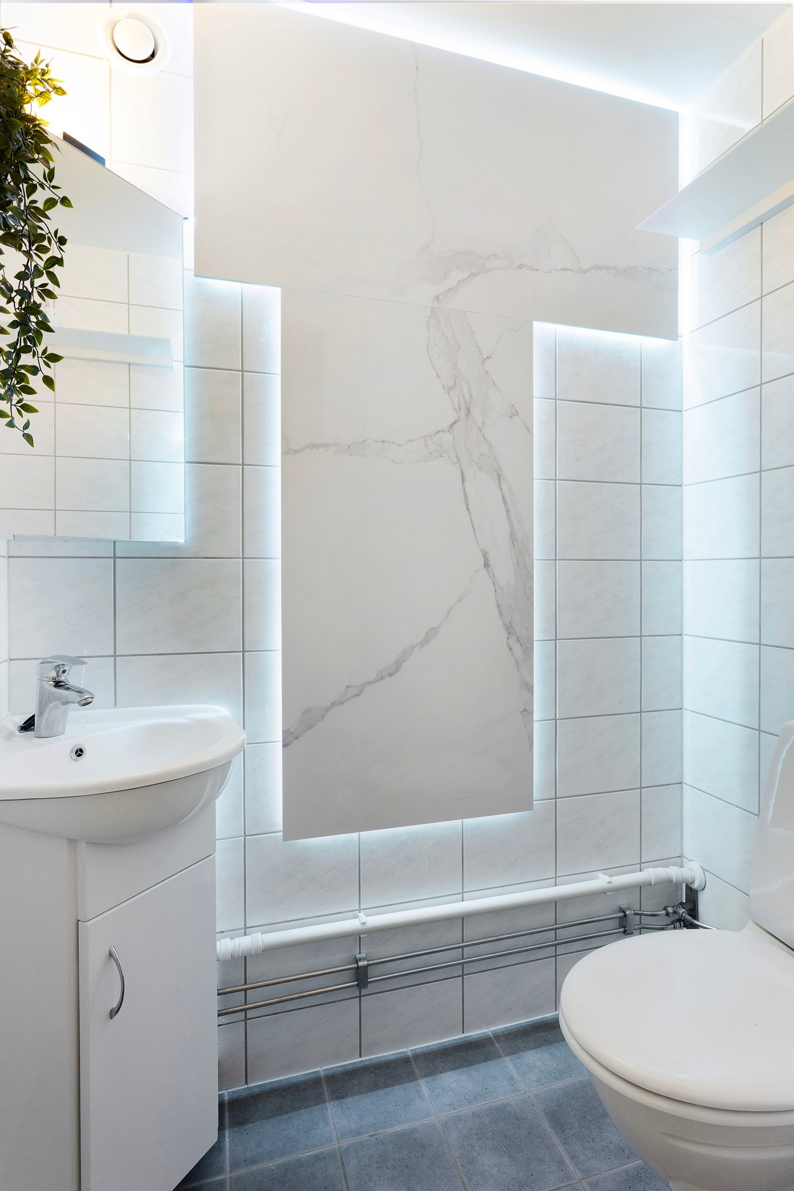 Boligen har et eget toalettrom, noe som er optimalt for familier. Rommet har fliser på gulv og vegg, med dekorplater utenpå flisene, samt moderne LED-belysning som gir et stilig preg. Galleribilde