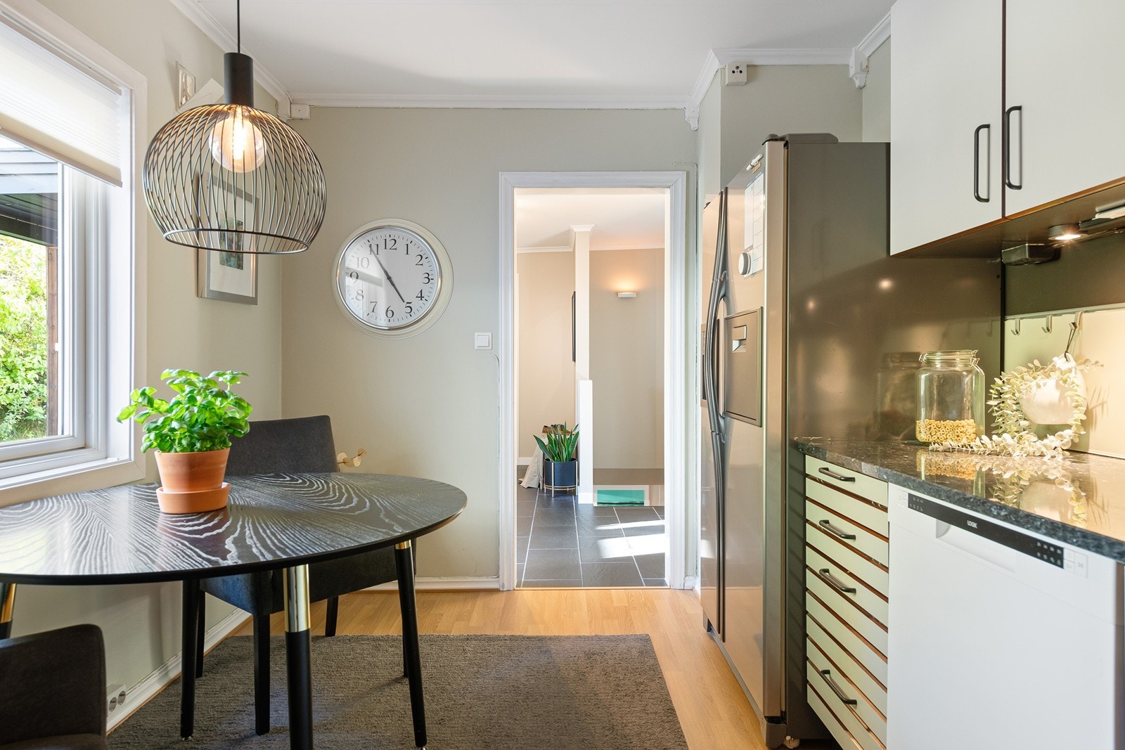 Kjøkkenet ligger i anslutning til gangen Galleribilde