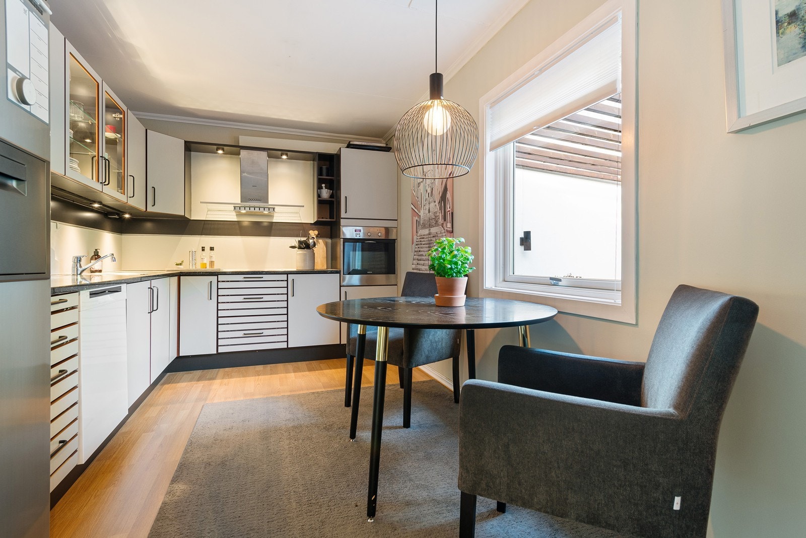 Kjøkkenet har godt om skap- og benkplass Galleribilde