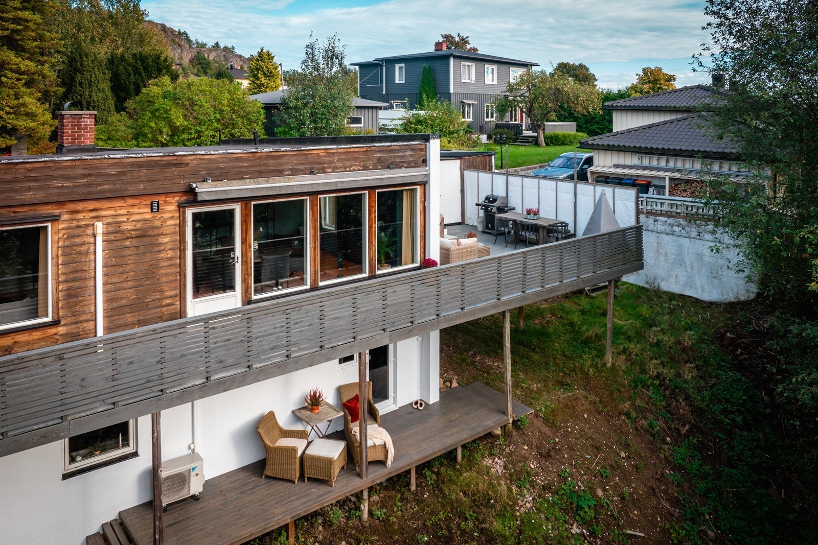 Eiendommen ligger i en skråing og det er ikke all verden av tomt Galleribilde