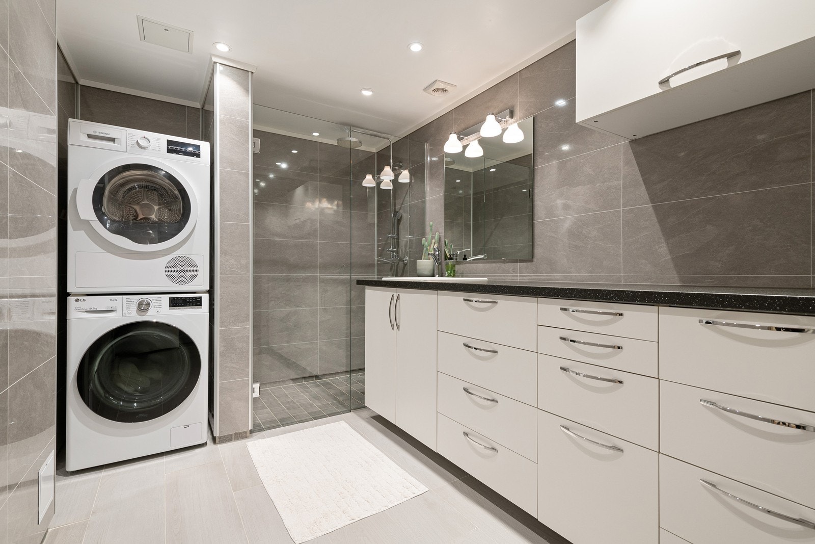 Et av 2 bad i underetasjen Galleribilde