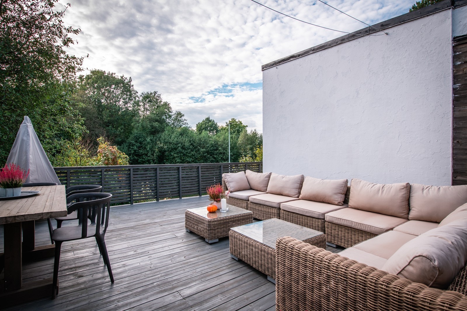 Du har plass til en meget romslig sofa der du sitter godt skjult Galleribilde