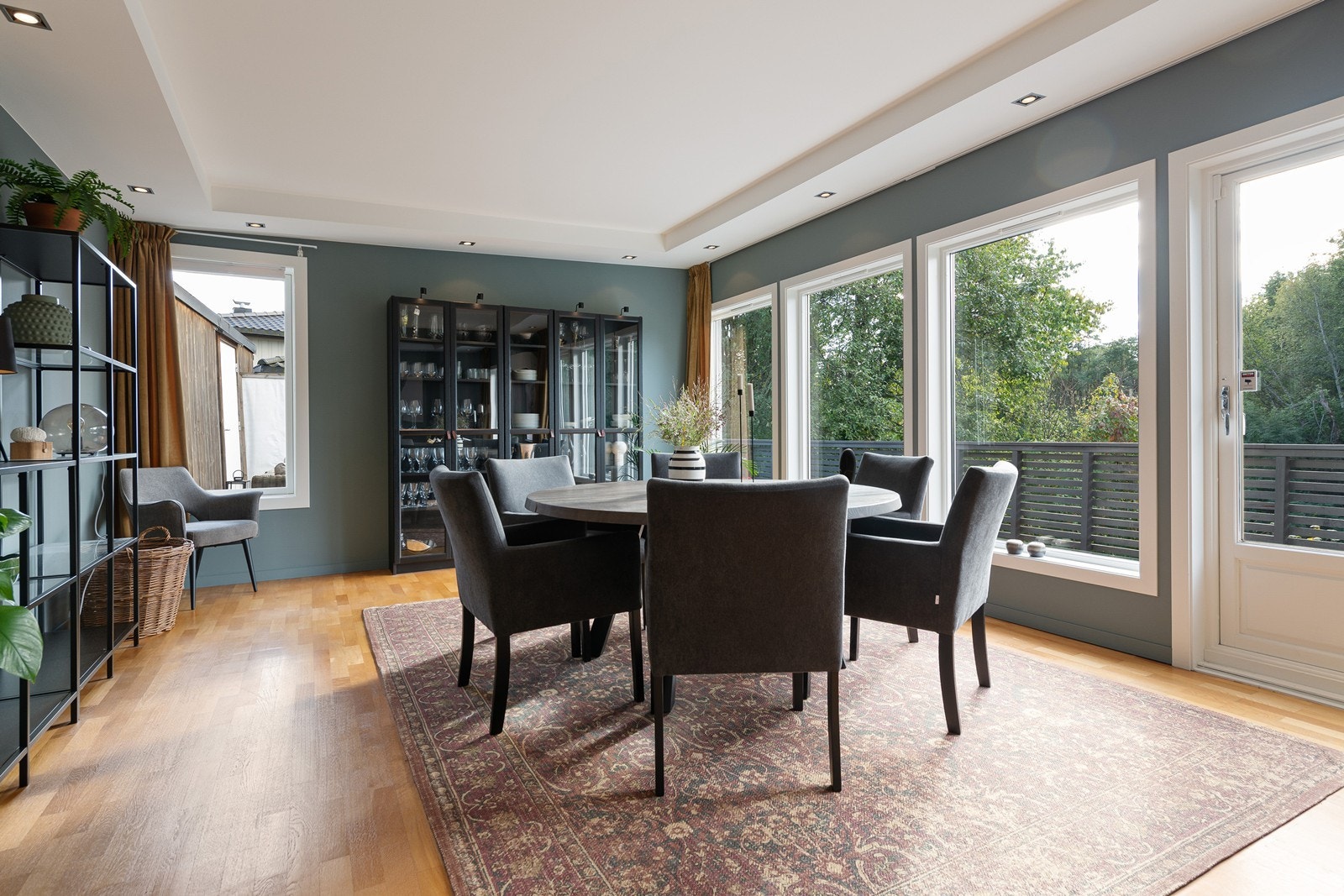 Stuen er romslig og med god stil Galleribilde