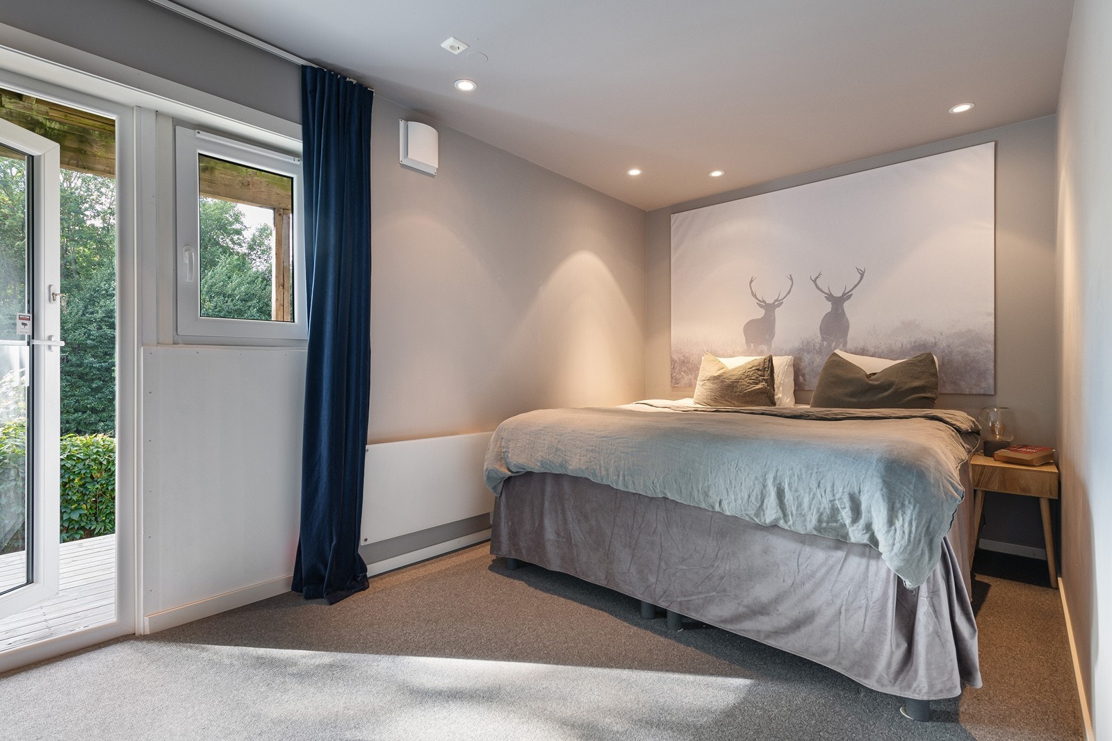 Hovedsoverommet er romslig og med utgang til en liten platting Galleribilde