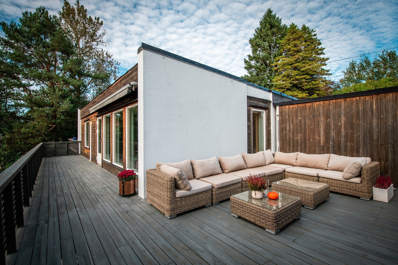 Vestvendt veranda med godt om sol Galleribilde