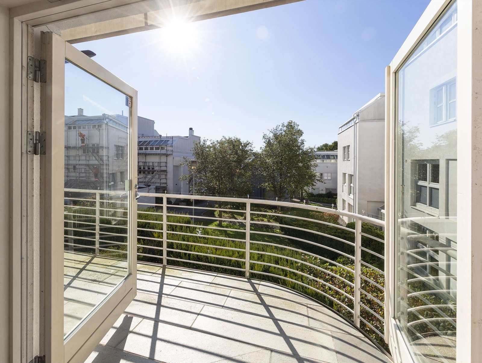 Leiligheten har doble fløydører i glass som gjør at balkongen blir en naturlig forlengelse av stuen. Galleribilde