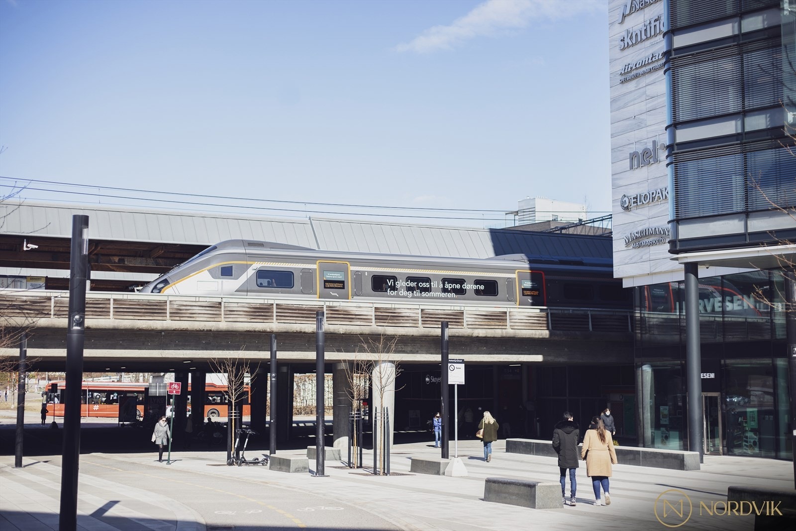 Skøyen ligger i nærheten av leiligheten, og her har du gode togforbindelser inn til Oslo Sentrum, samt flytoget som tar deg til Gardermoen på omtrent en halvtime. Galleribilde