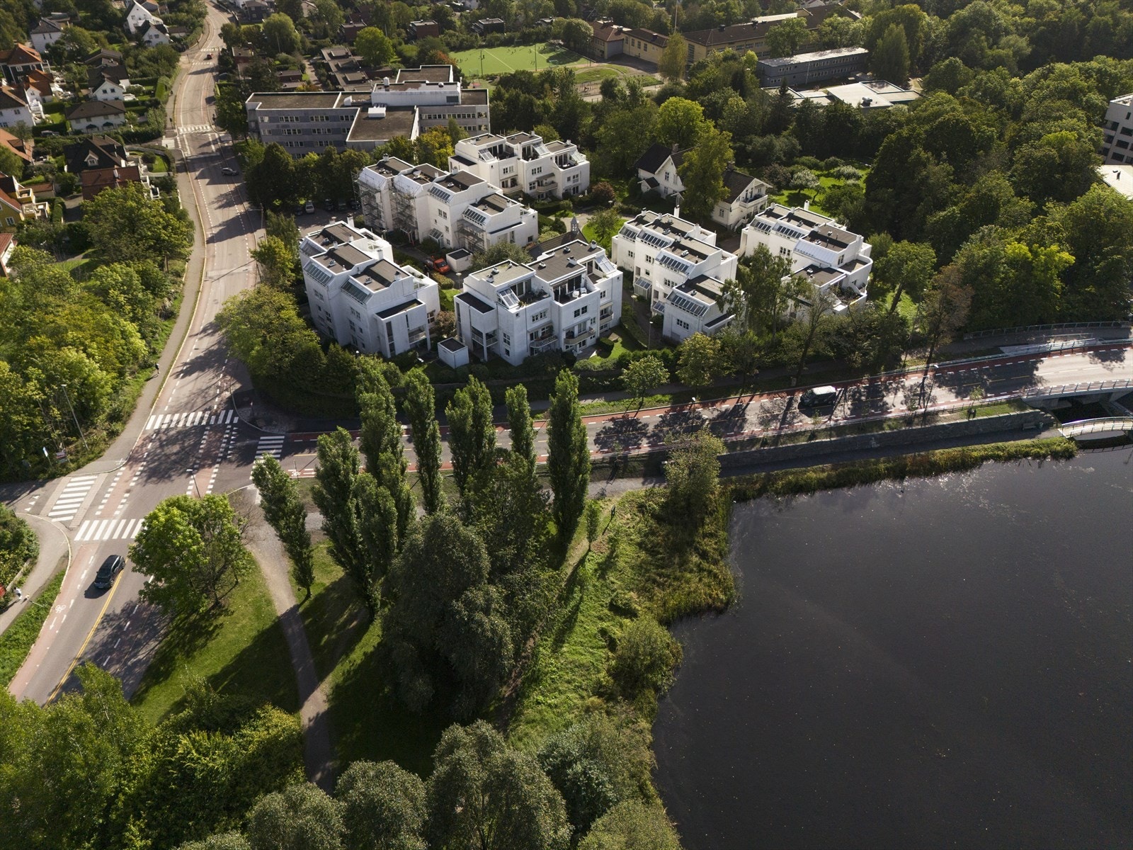 Leiligheten ligger rett ved den idylliske Smestaddammen og bare et steinkast unna Smestad Skole. Galleribilde