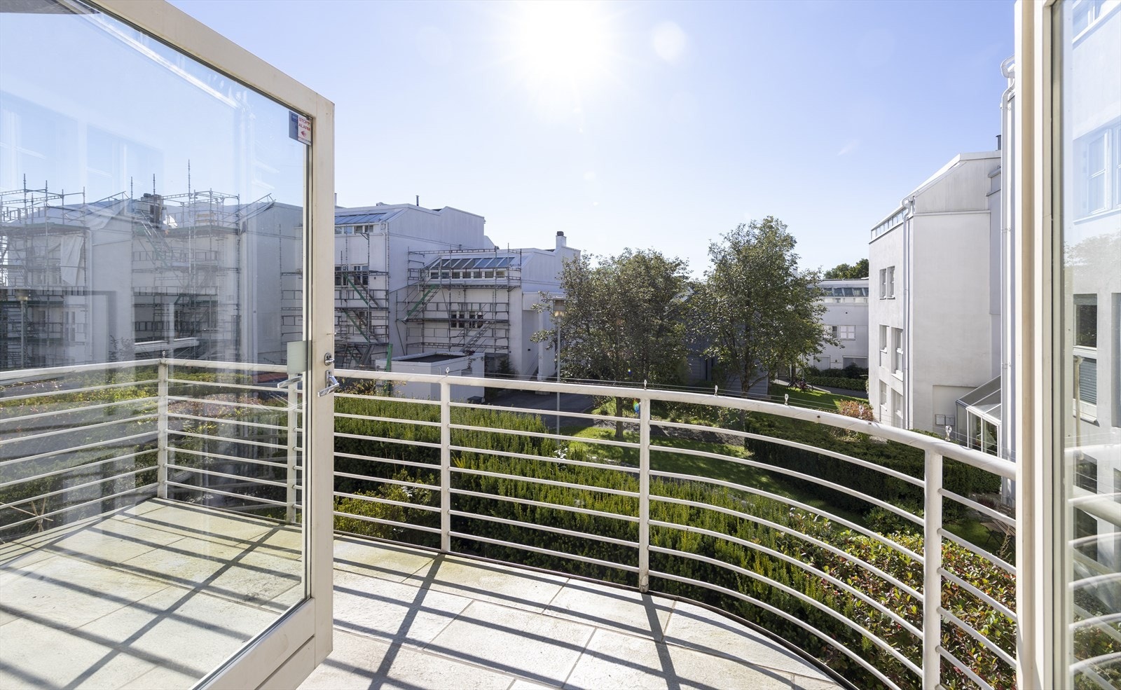 Velkommen til Monolittveien 62 - en stor 3-roms hjørneleilighet i en funkisgård. Leiligheten har gjennomgående planløsning, store vindusflater og svært gode solforhold, som gir rikelig med naturlig lys inn i rommene. Galleribilde