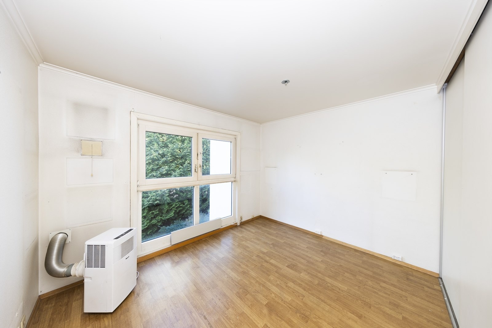 Leiligheten har to store soverom, hvor hovedsoverommet er utstyrt med store vindusflater som gir rikelig med naturlig lys. Galleribilde