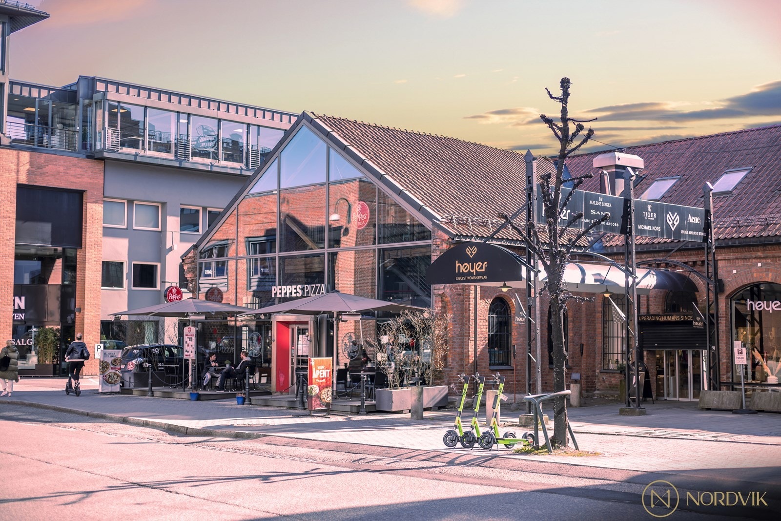 Skøyen byr på et variert utvalg av restauranter, kafeer og butikker. I området finner du også et av Norges beste Vinmonopol. Galleribilde