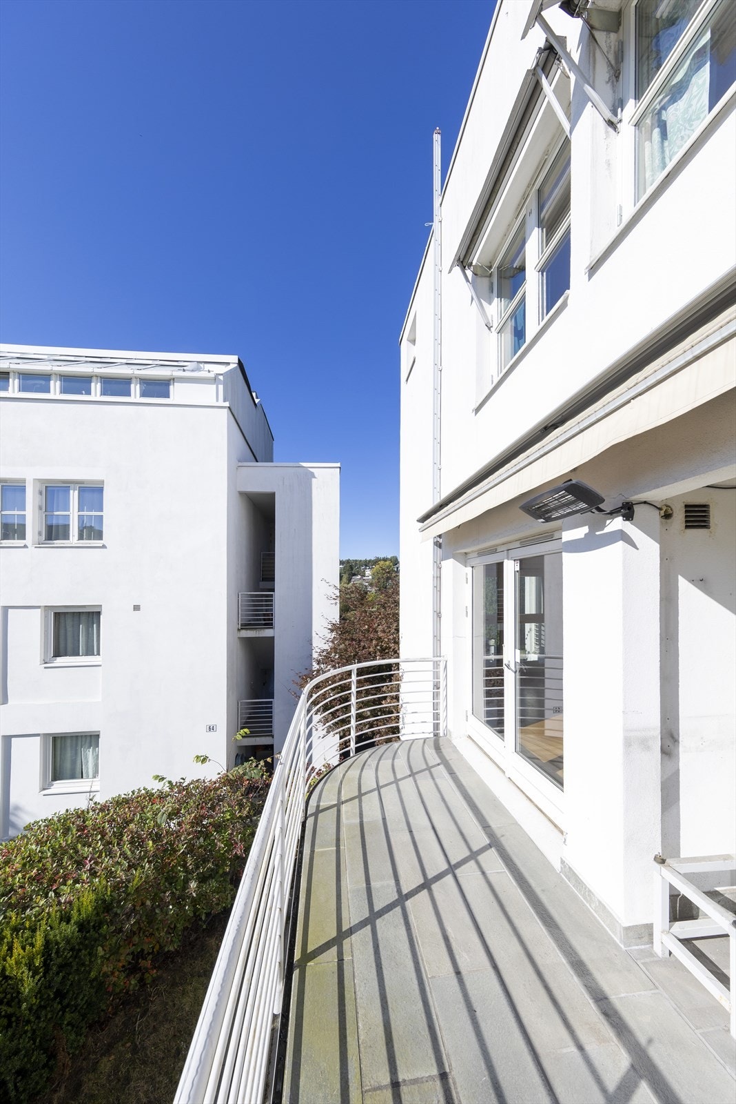 Balkongen har utmerkede solforhold, med solen som går ned bak Holmenkollen i vest. Her kan du nyte lange sommerkvelder med familien. Galleribilde