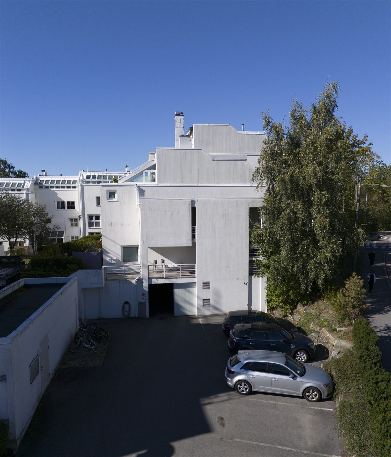 Leiligheten har to garasjer i et felles garasjeanlegg under bygningen, med direkte adkomst fra leiligheten. Galleribilde