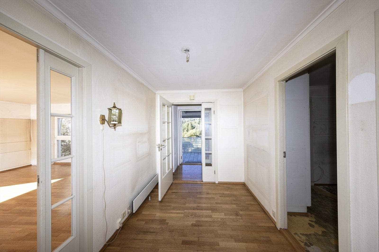 Leiligheten har en entré og gang som er delt inn i to ulike soner. Det er god plass til garderobeskap og oppheng til klær og sko. Galleribilde