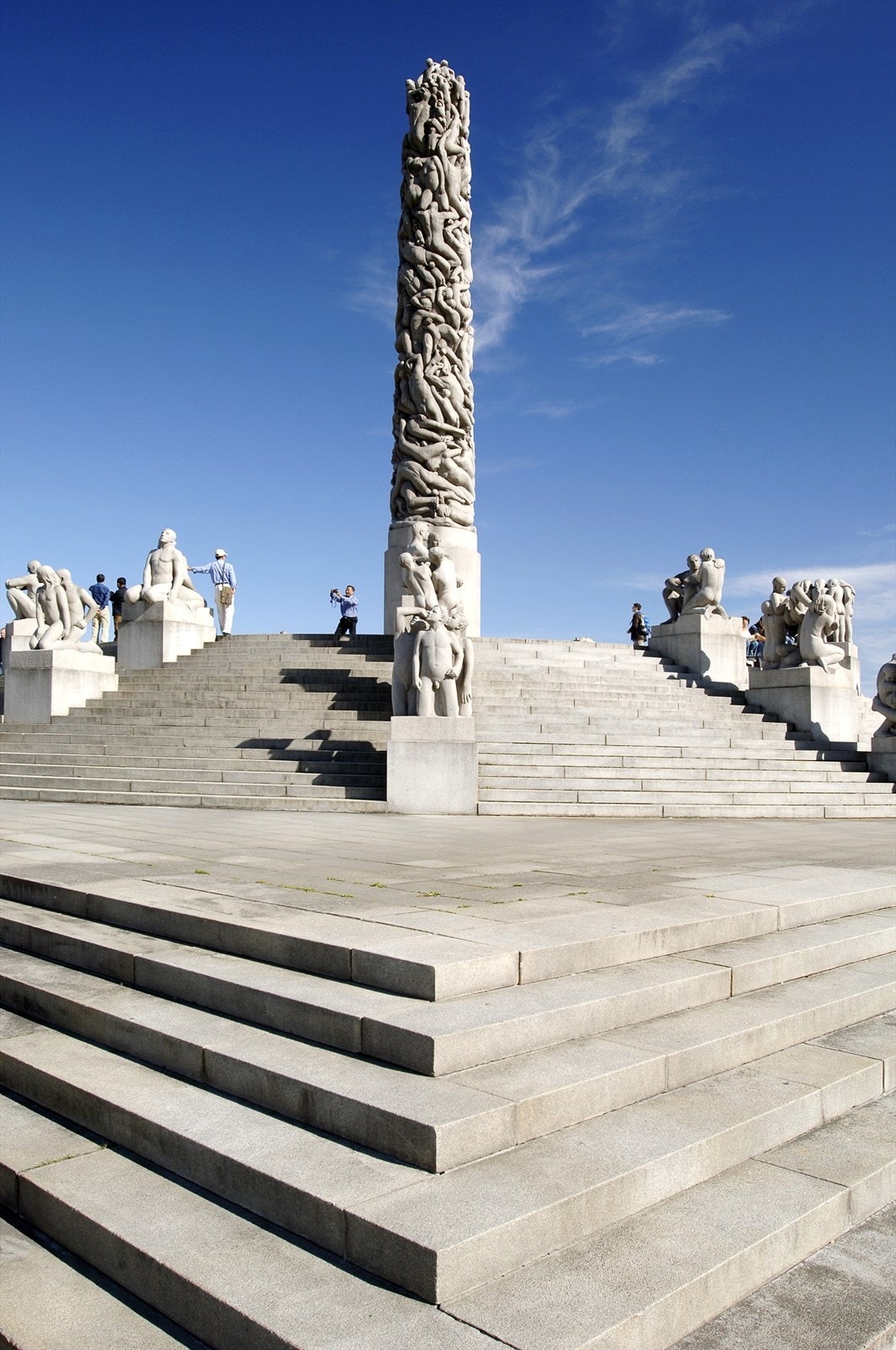 Monoliten, som har gitt gaten navnet Monolitveien, er et markant landemerke i området. Galleribilde