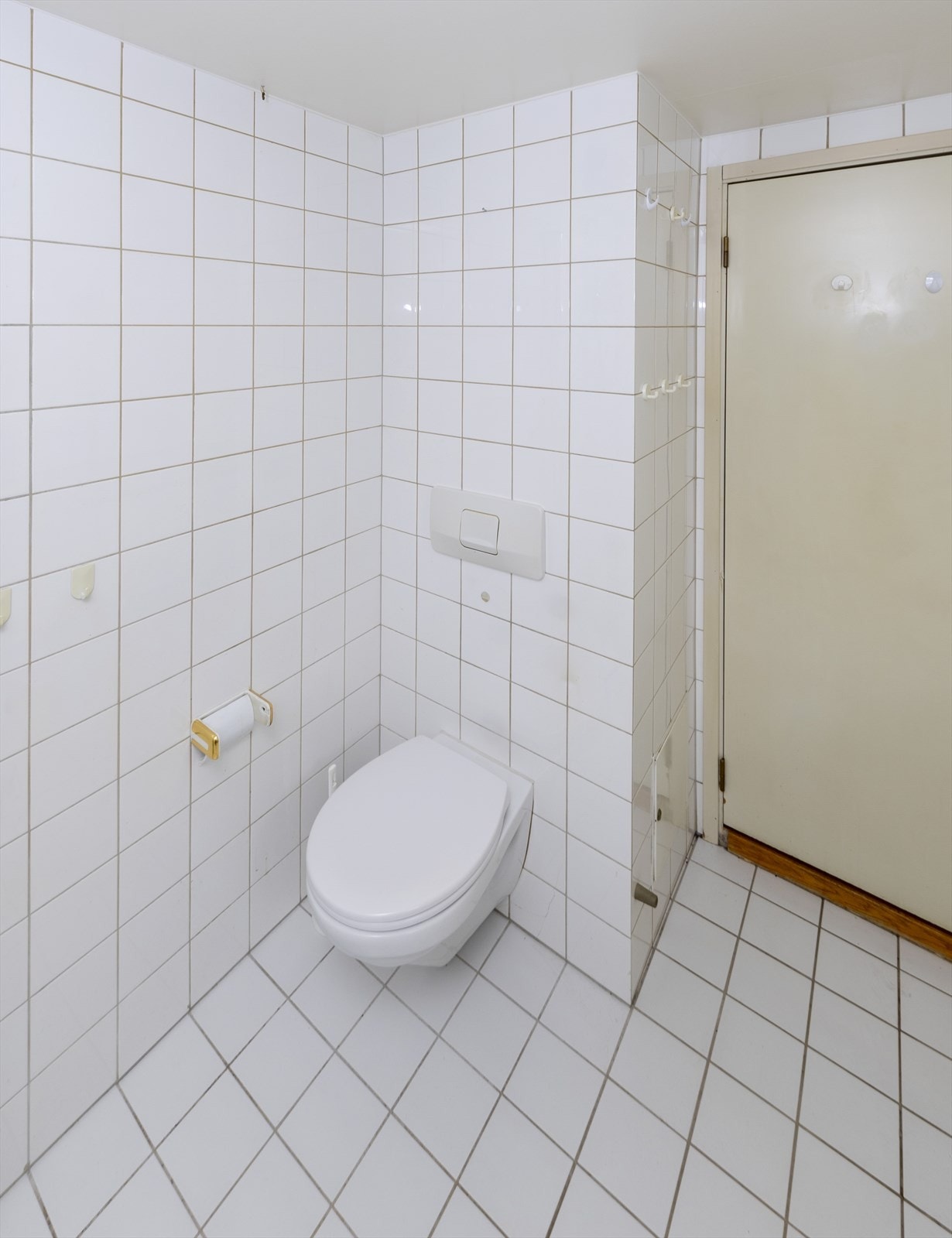 Badet har elektriske varmekabler og inneholder vegghengt WC, servant, opplegg for vaskemaskin samt et dusjhjørne med dusjdører i herdet glass. Galleribilde