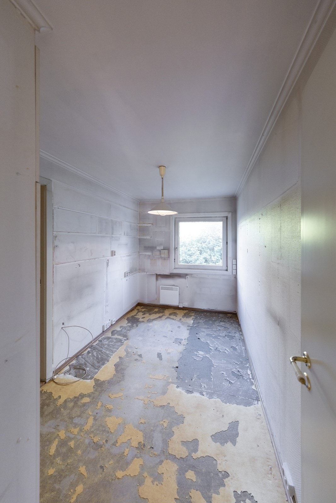 Soverom nummer to er romslig og har plass til både dobbeltseng og garderobe. Rommet trenger renovering. Galleribilde