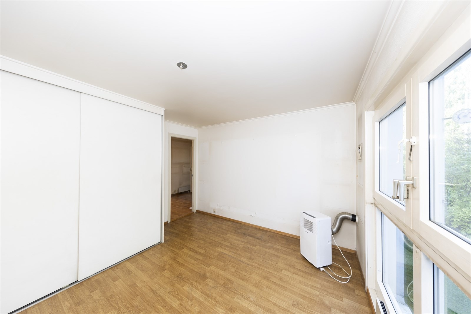 Det er bygget en stor garderobe som gir rikelig med oppbevaringsplass. Galleribilde