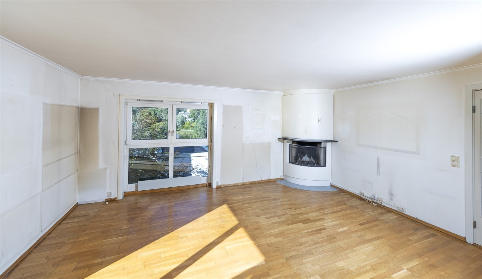 Stuen er romslig og har et svært møbleringsvennlig areal. For å oppnå en innbydende atmosfære med delikate overflater, kreves det sparkling og maling. Galleribilde