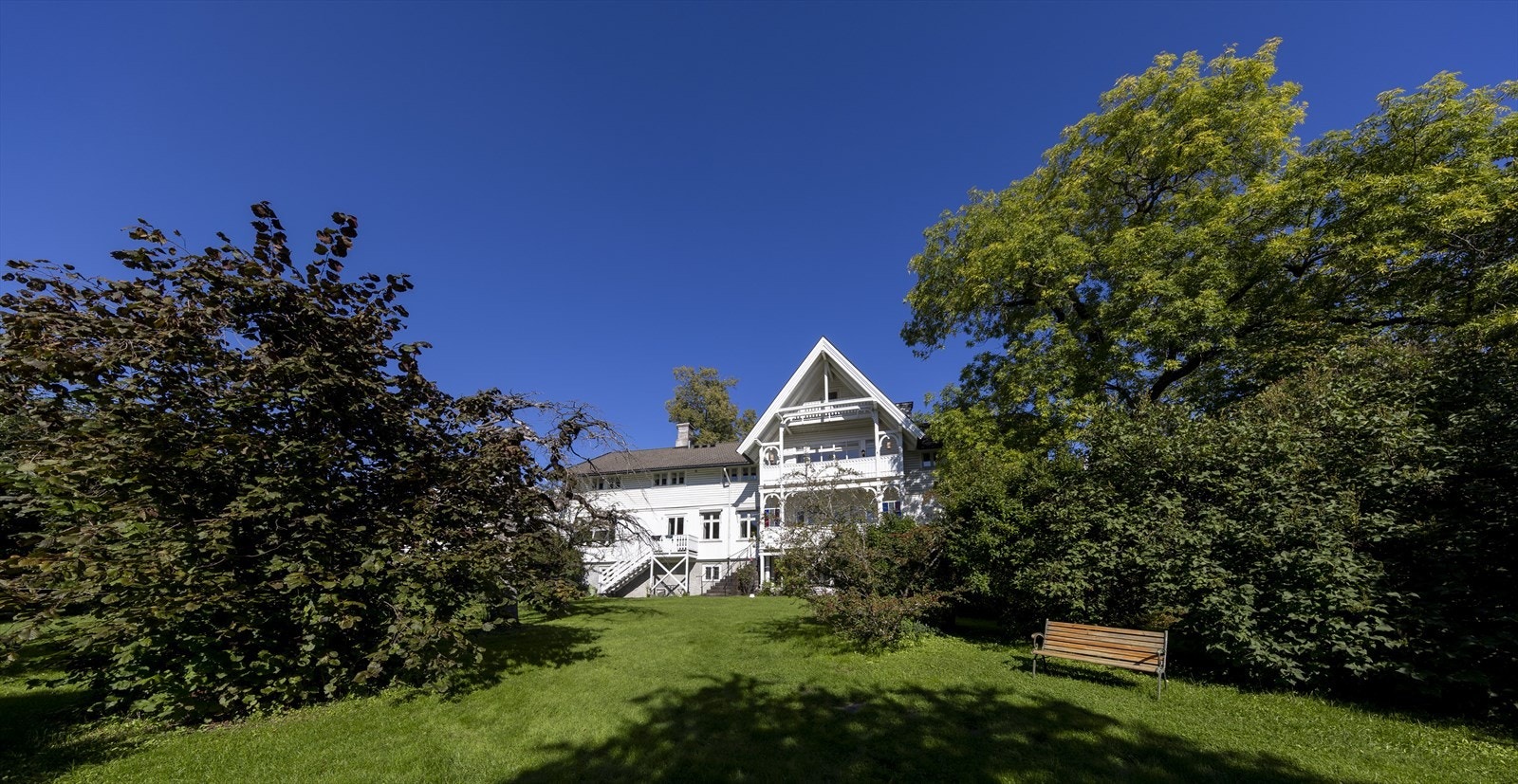 Smestad hovedgård er en del av tomten og er også et vernet kulturminne. Galleribilde