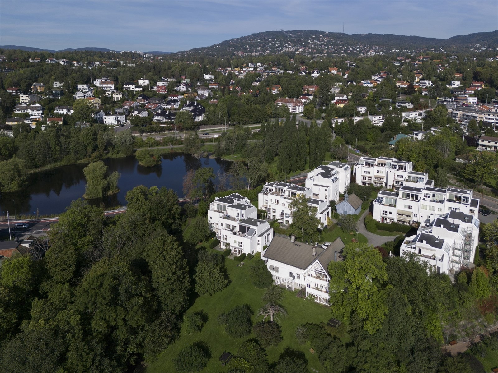 Sameiet Smestad Hovedgård er et postmodernistisk funkisanlegg, oppført på den historiske tomten til gamle Smestad hovedgård. Her forenes moderne og klassiske elementer i harmoni, omgitt av vakre grøntarealer. Galleribilde
