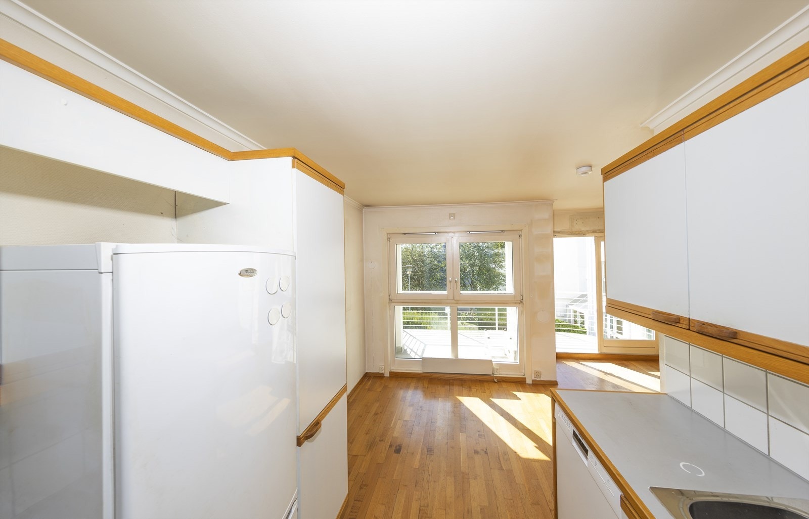 Kjøkkenet ligger i åpen løsning mot stuen, men i en egen nisje. Galleribilde