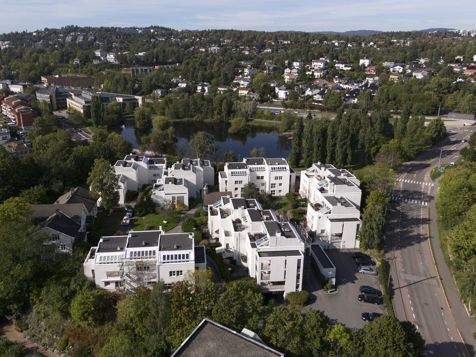 Sameiet ble tegnet av arkitekt Kari Brodtkorb på 80-tallet som la fokus på å kombinere det moderne med det klassiske i samspill med godt opparbeidede uteområder . Galleribilde