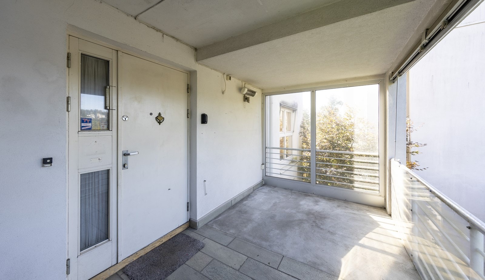 Området har tidligere blitt brukt av eieren til utemøbler. Det er vendt mot vest, noe som gir anledning til å nyte kveldssolen som stråler over Holmenkollen. Galleribilde