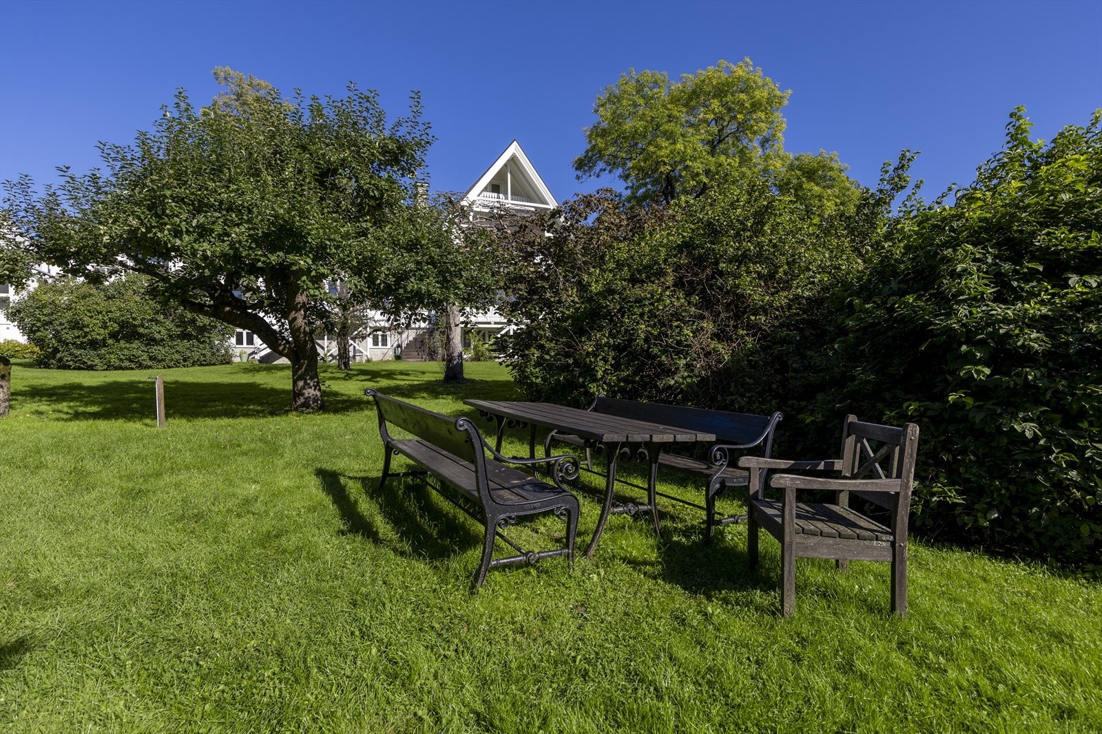 Det finnes mange hyggelige steder i den flotte hagen som tilhører sameiet. Galleribilde