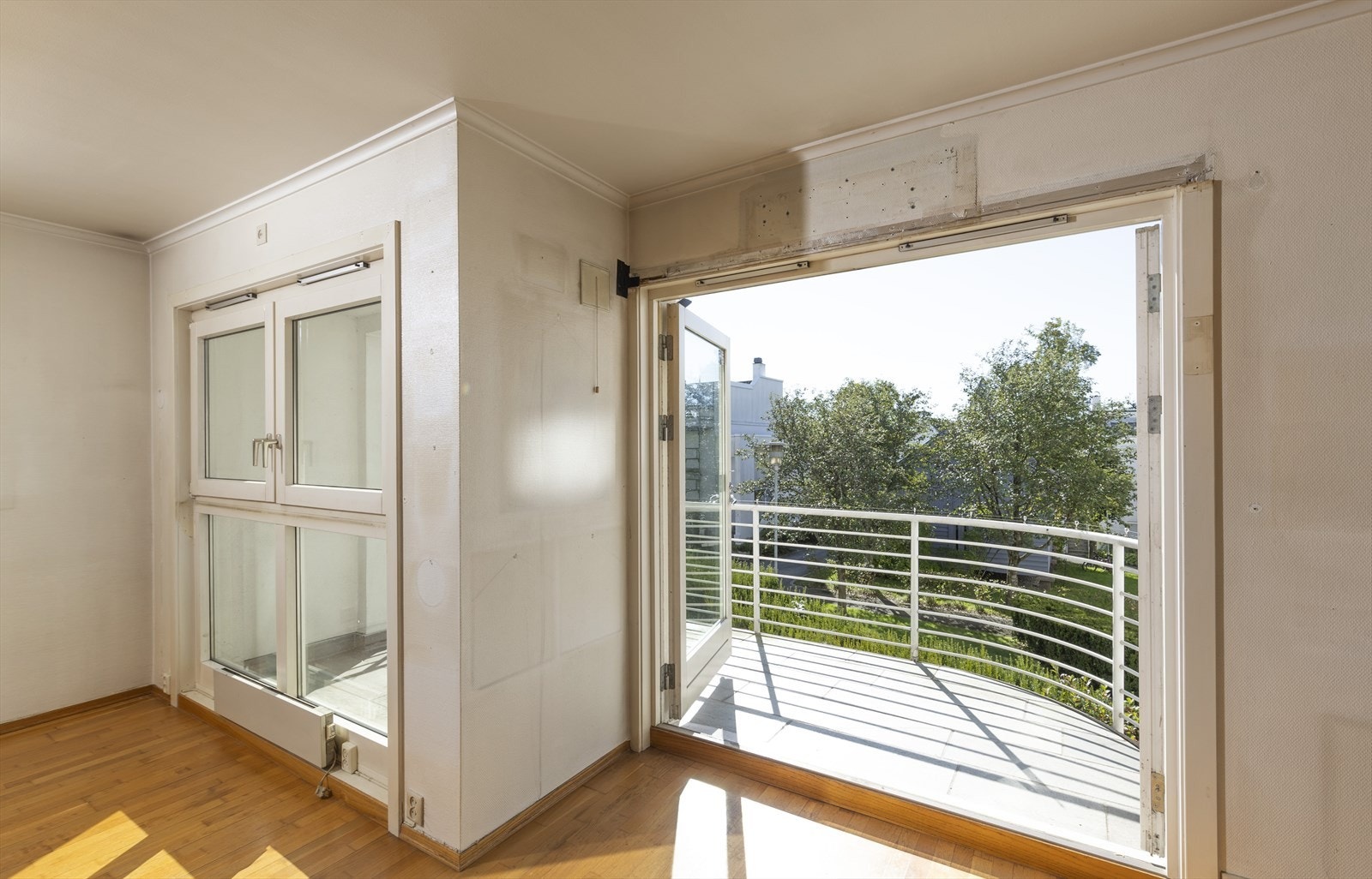 Fra stuen er det direkte utgang til leilighetens balkong. Galleribilde