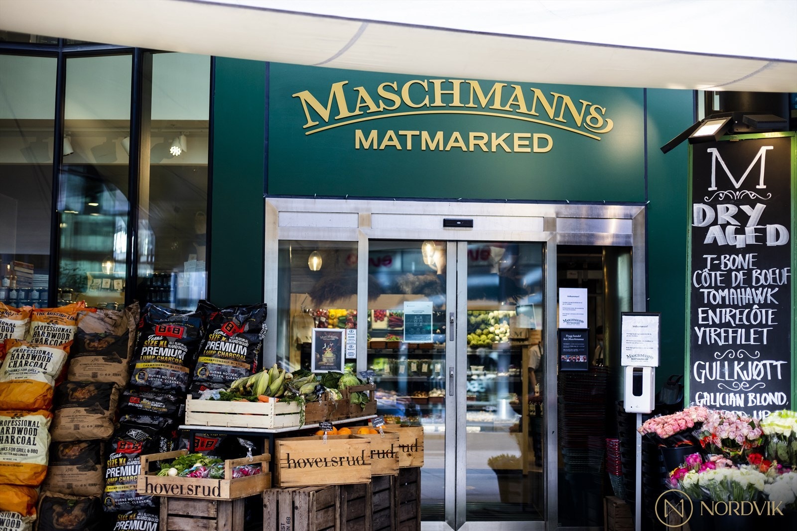 Maschmanns Matmarked er en av Oslos beste spesialbutikker for matvarer. Her finner du delikatesser fra hele verden, som høstens trøfler fra Piemonte og Iberico-skinke fra Spania. Galleribilde