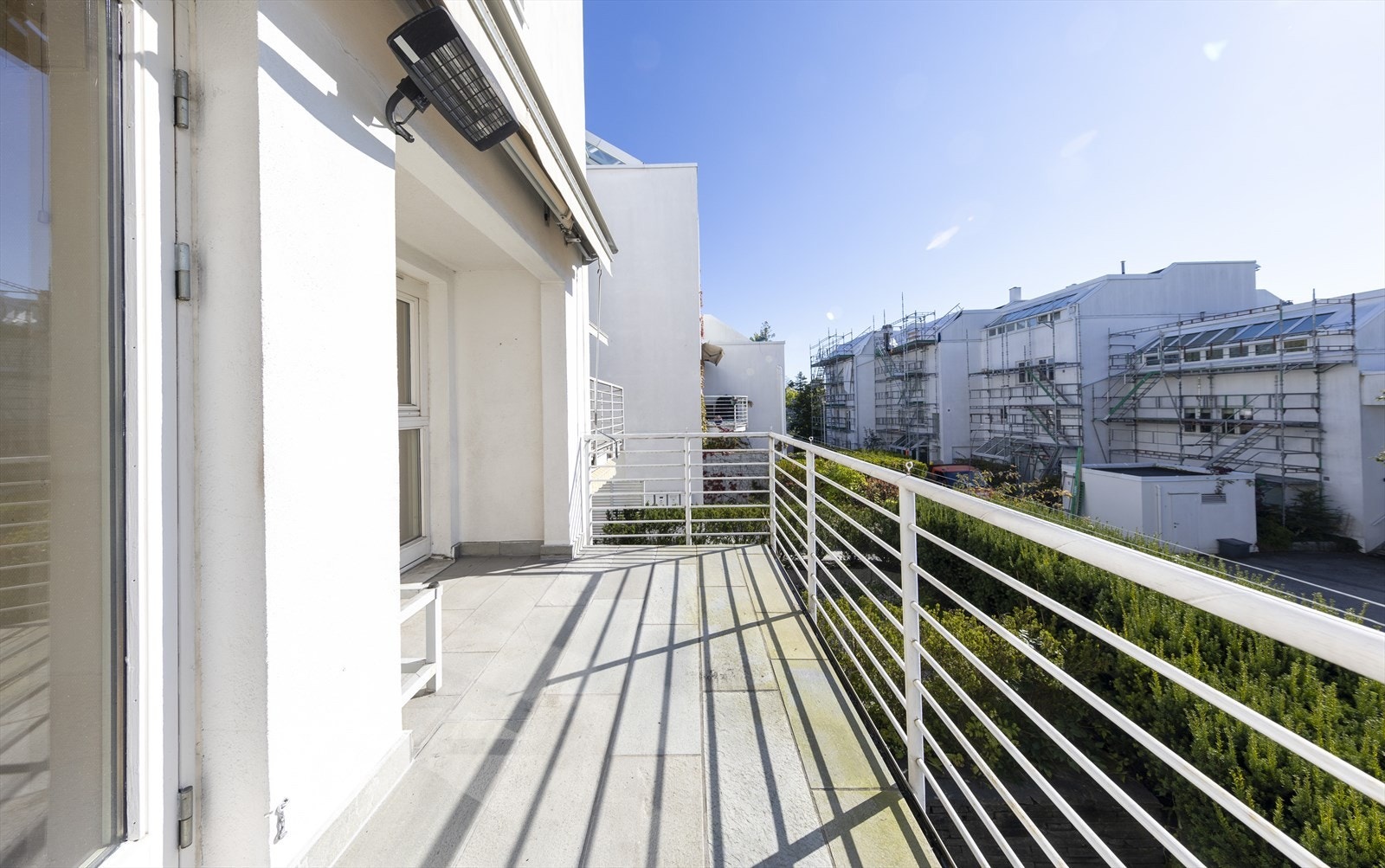 Balkongen vender mot sydøst og er på 7m², med god plass til både utemøbler og grill. Galleribilde