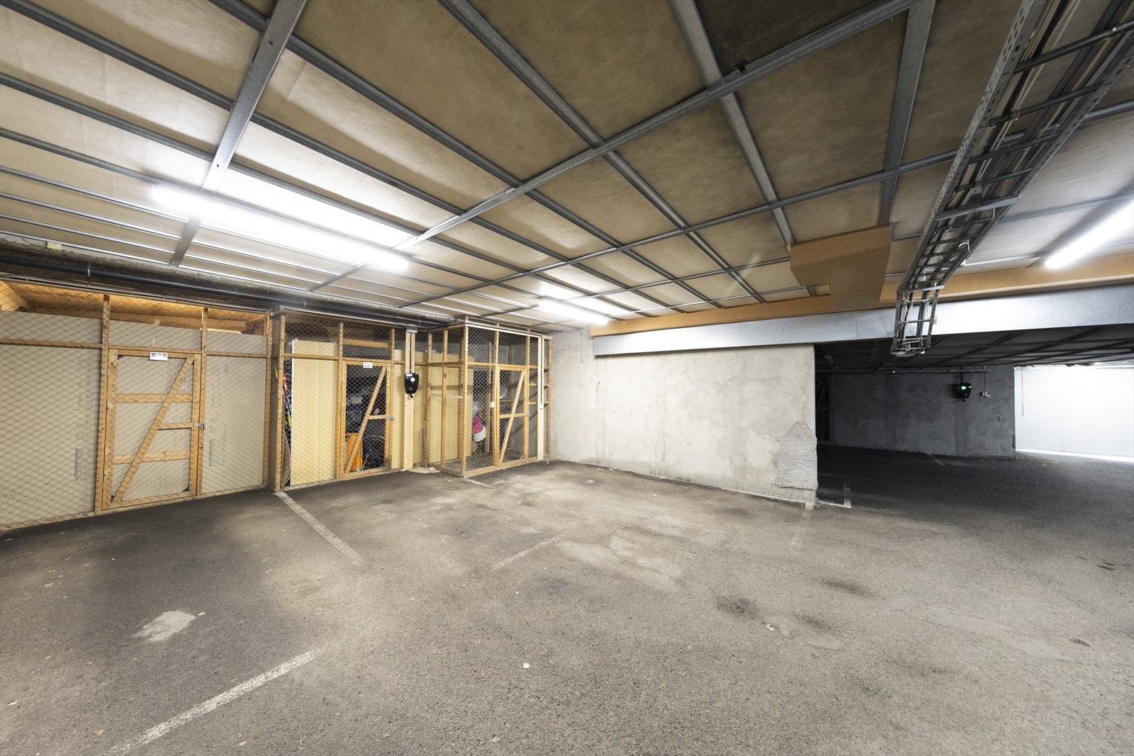 Tilknyttet seksjonen er det to garasjeplasser og to romslige boder. Galleribilde