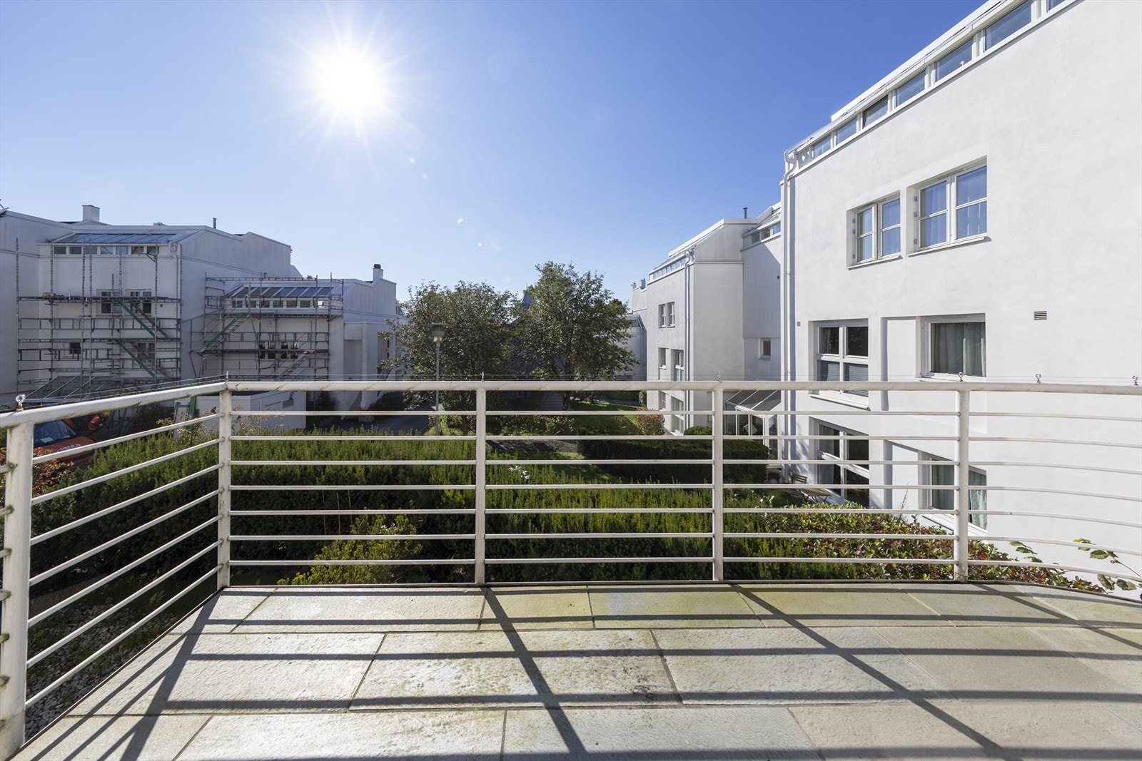 Balkongens dekke er belagt med store skiferfliser i en tidstypisk design fra byggåret. Galleribilde