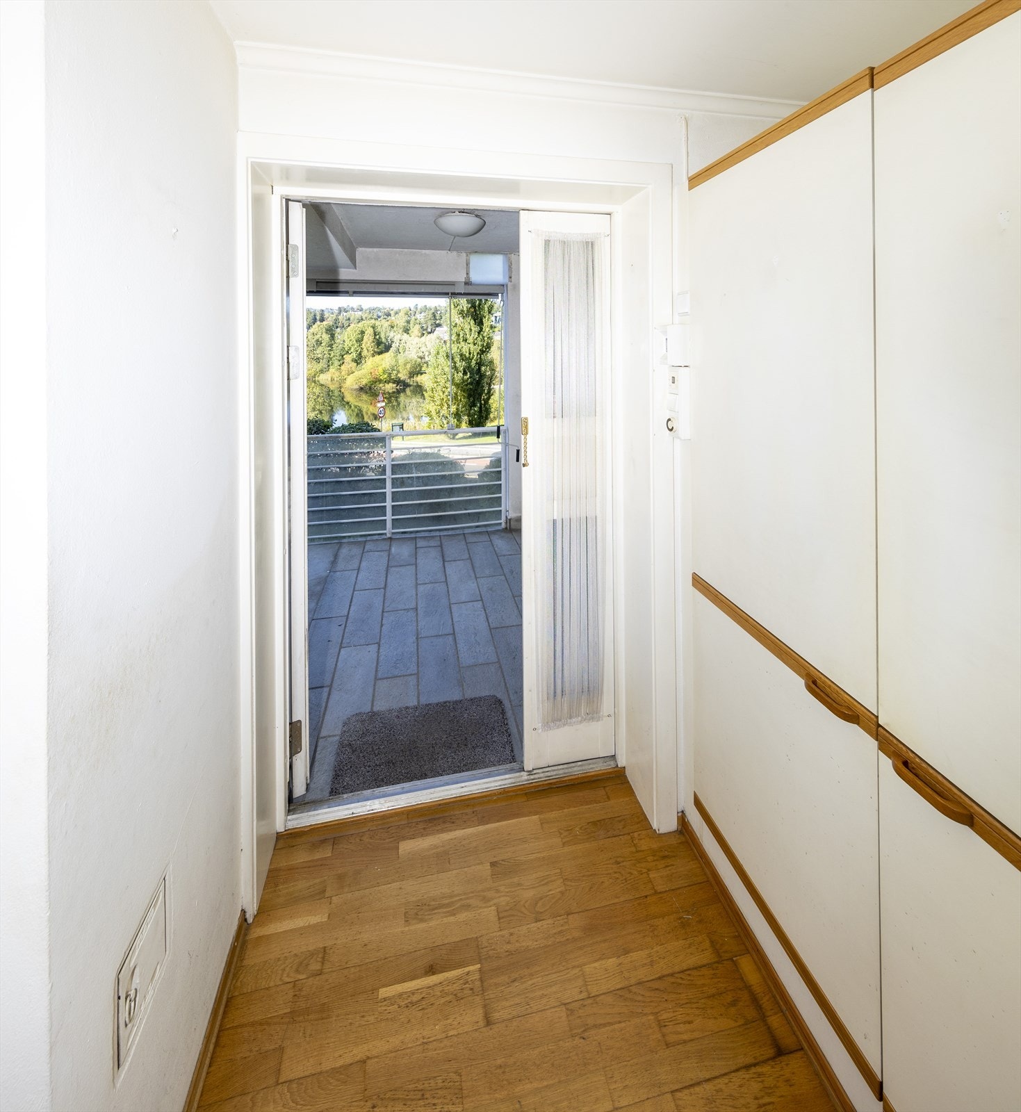 I entréen er det i dag et stort garderobeskap som gir gode oppbevaringsmuligheter. Galleribilde