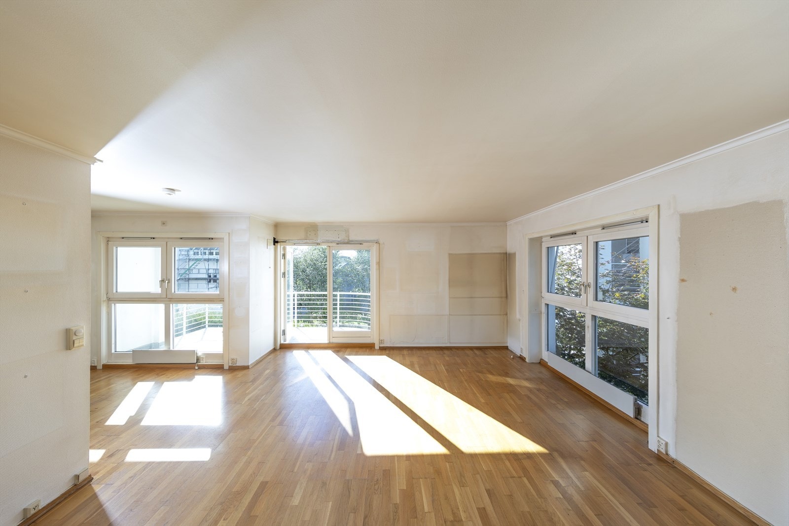 Arealet i stuen og kjøkkenet preges av store vindusflater mot sørøst og vest, som gir rikelig med naturlig lys inn i rommet. Galleribilde