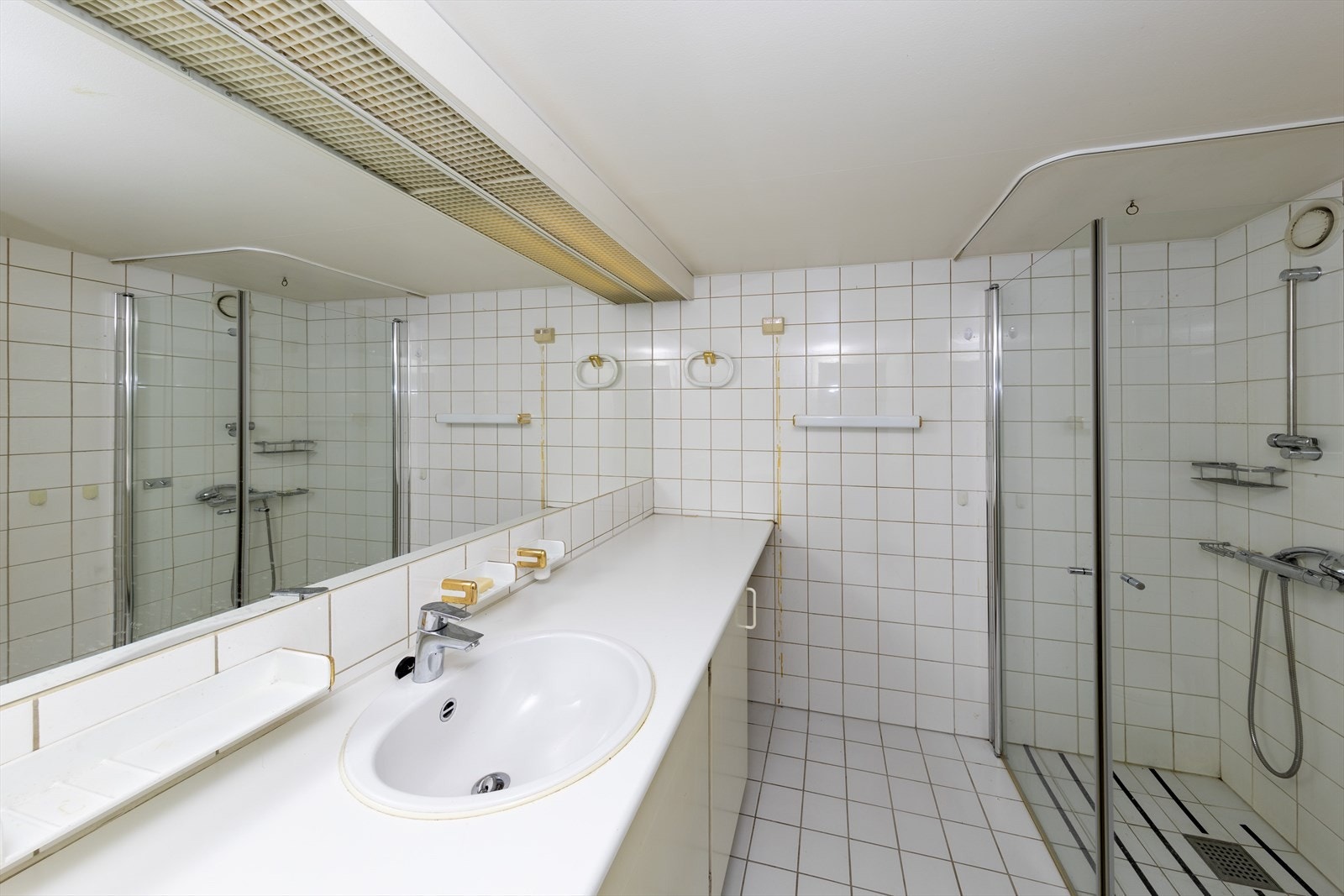 Boligen har et flislagt bad av ukjent alder, trolig fra byggeåret. Selv om badet fungerer i dag, bør renovering påregnes, ettersom eldre anlegg kan få skader. Galleribilde