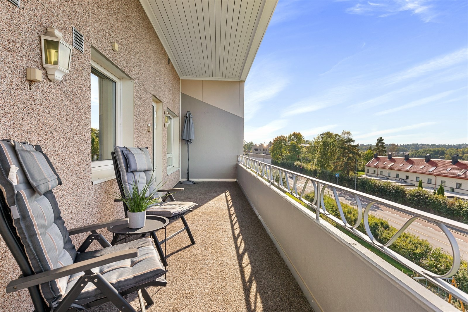 Her er det god plass til sittegruppe, grill m.m. Galleribilde