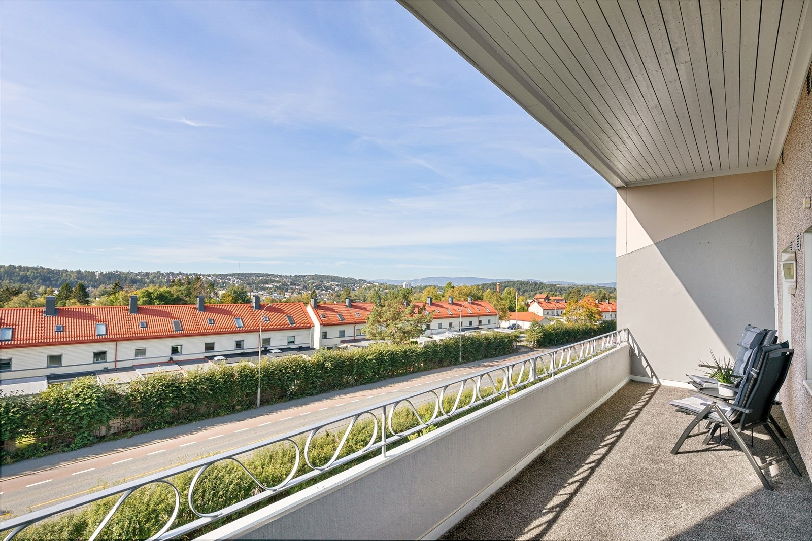 Balkongen har ideelle solforhold med sol hele ettermiddagen og kvelden. Galleribilde