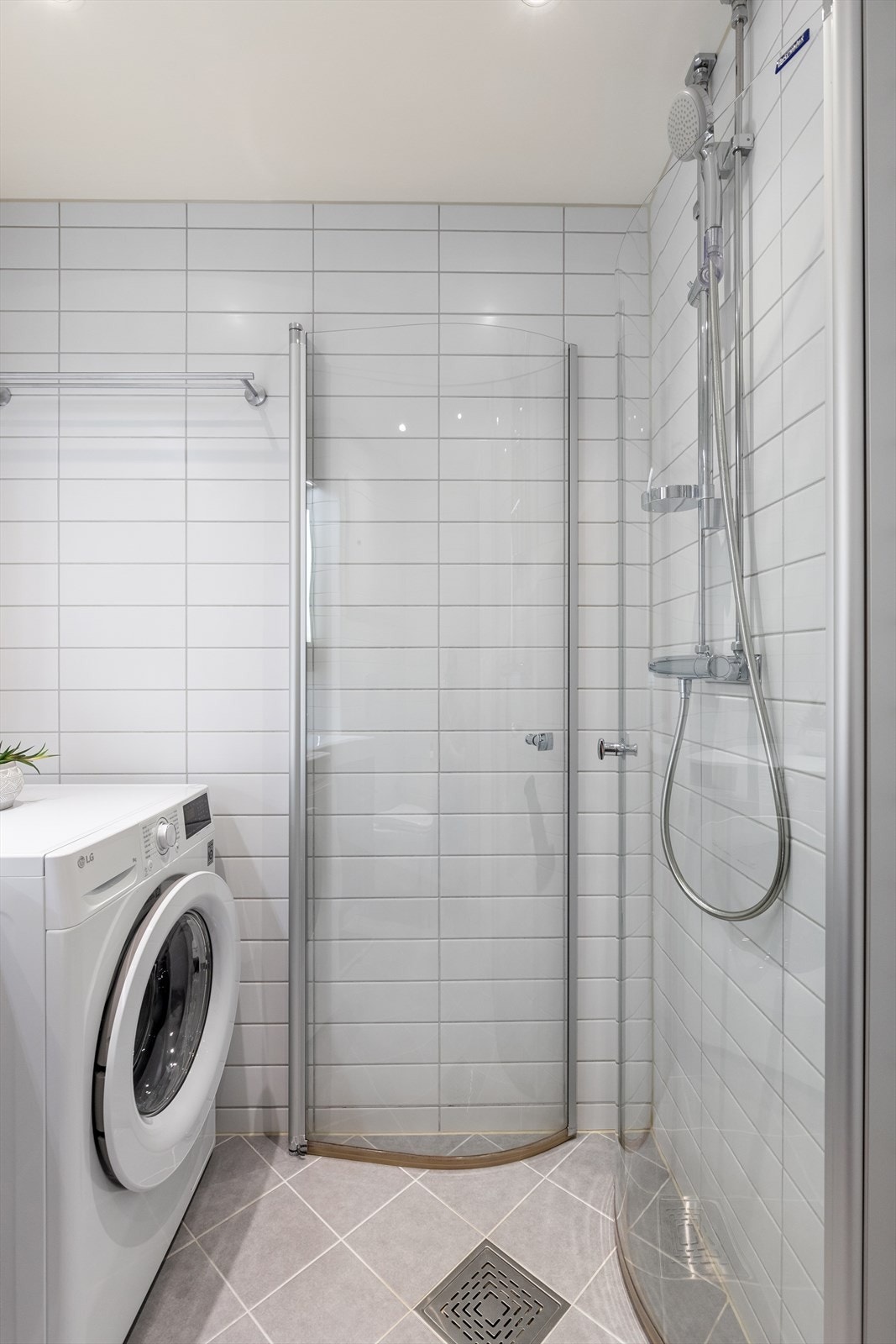 Badet er flislagt og har opplegg for vaskemaskin Galleribilde