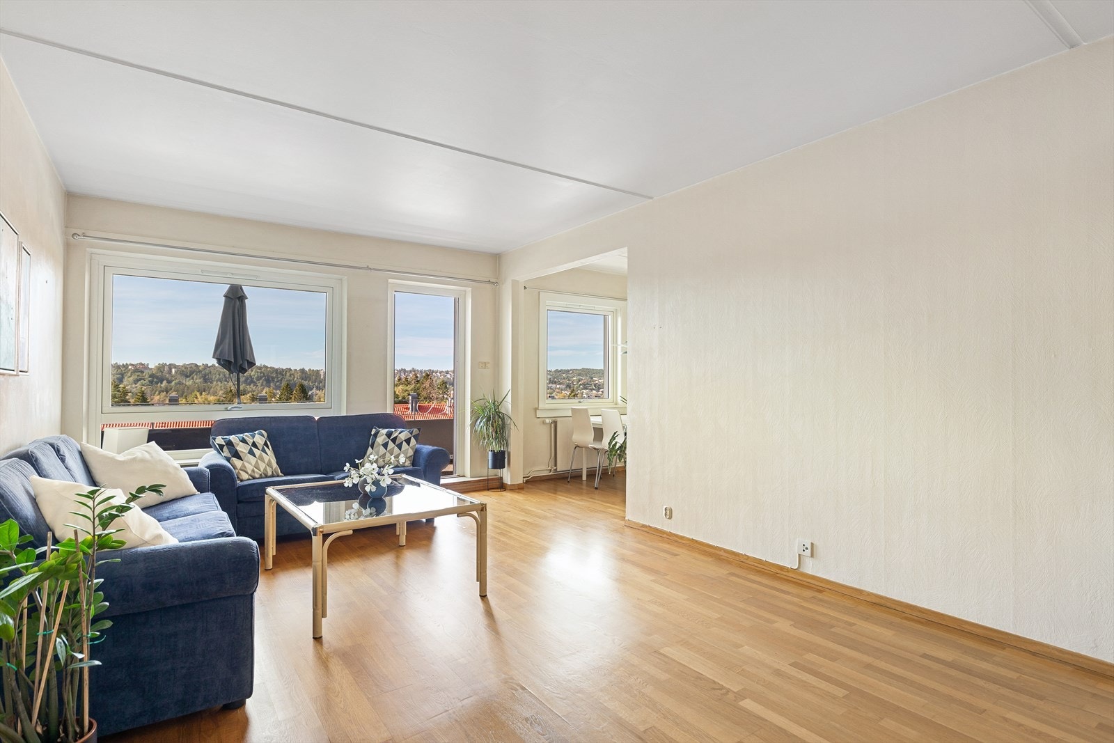 Det er utgang til balkong fra stuen Galleribilde