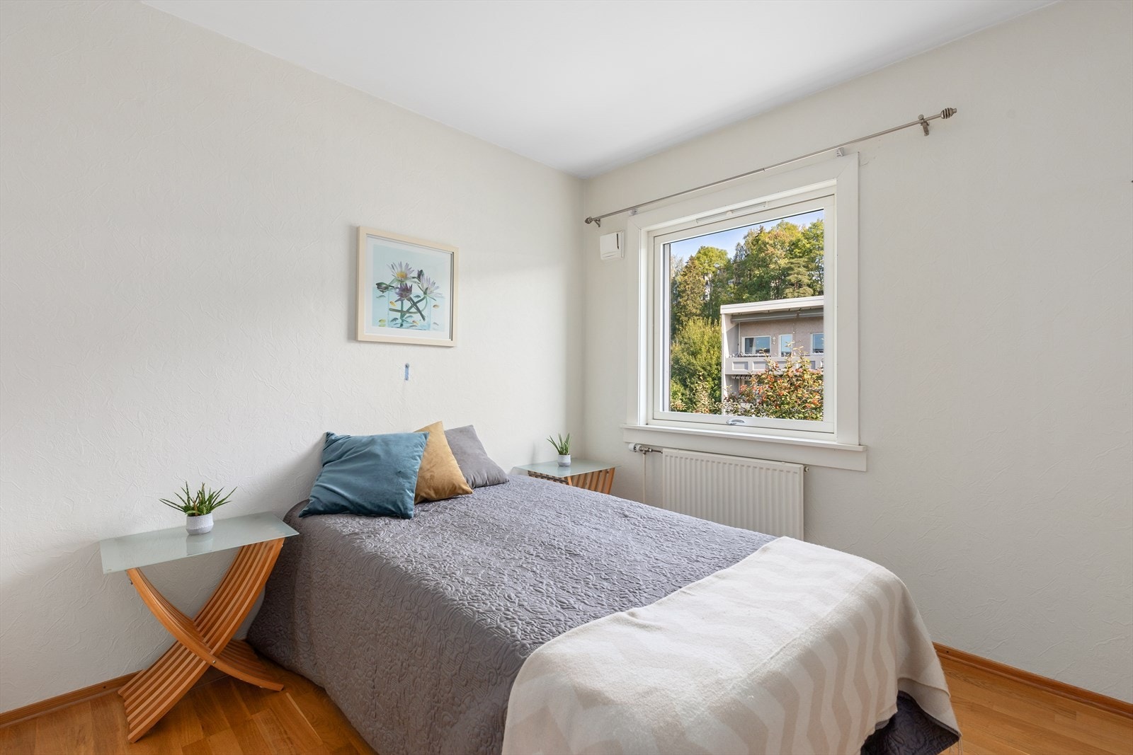Hovedsoverom med god plass til dobbeltseng, nattbord, skap m.m. Galleribilde