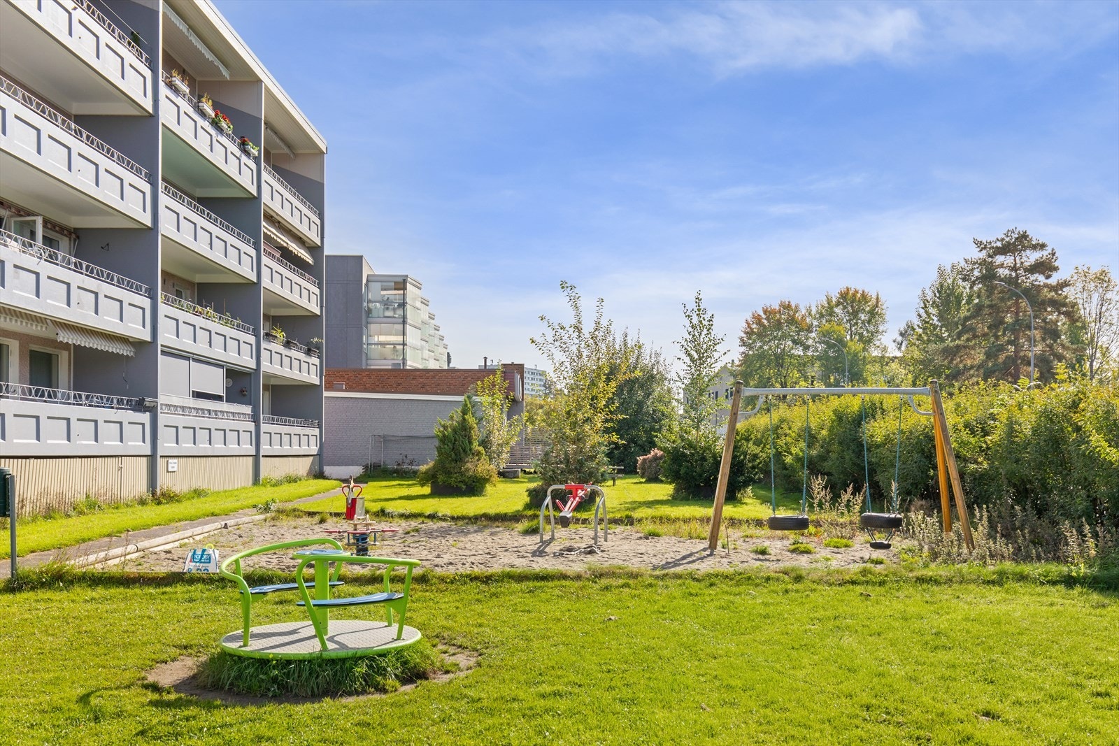 På plenen utenfor så er det lekeplass, sittegrupper m.m. Galleribilde